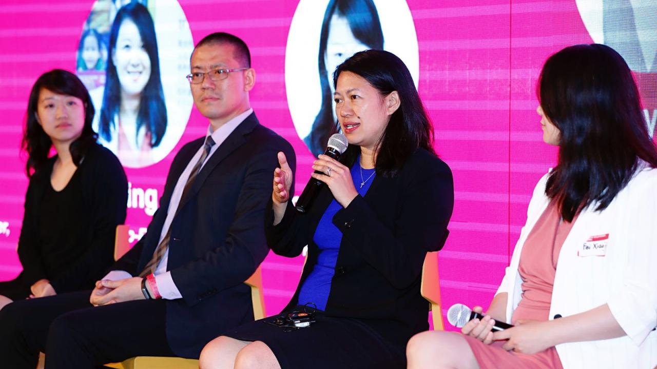 拜耳集团大中华区总裁朱丽仙（右2）等企业高层和投资人进行专题讨论